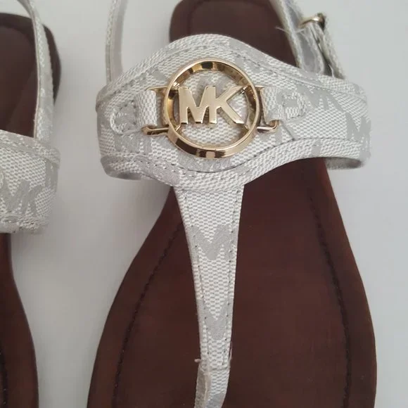 Girl's MICHAEL KORS MK Logo Plate White Thong Sandals Size 4 - Picture 9 of 13